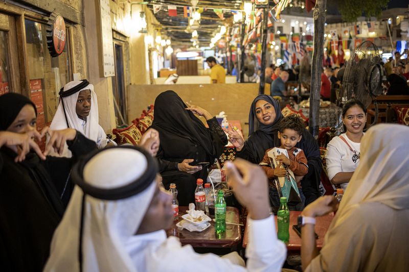 © Reuters. أشخاص يتناولون الطعام في مطعم بالدوحة يوم 16 نوفمبر تشرين الثاني 2022. تصوير: ماركو جوريكا-رويترز.