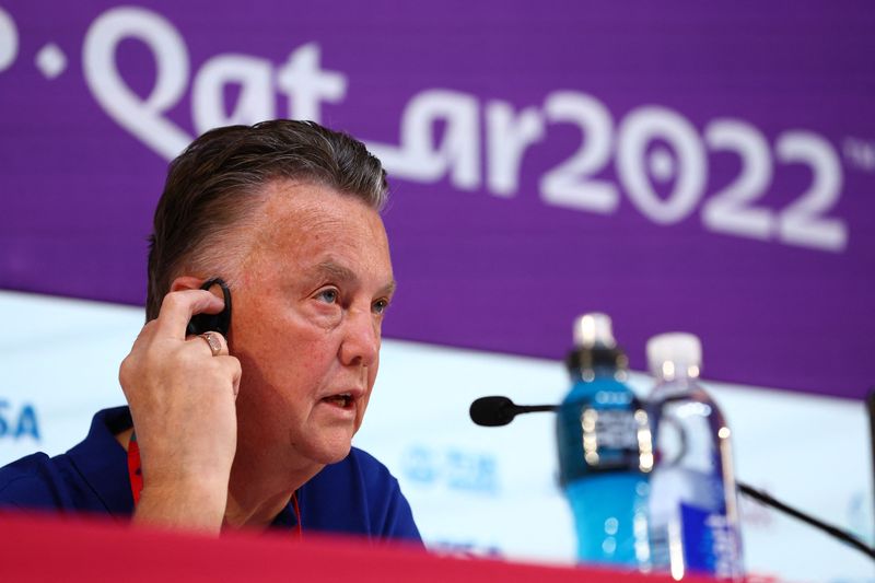 &copy; Reuters. El entrenador Louis van Gaal durante una conferencia de prensa en Doha, Qatar - 24 de noviembre de 2022 REUTERS/Gareth Bumstead 