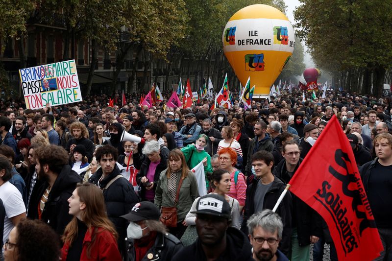 Factbox-Strikes, Avrupa'da yaşam maliyeti ve ücretler üzerindeki protestolar