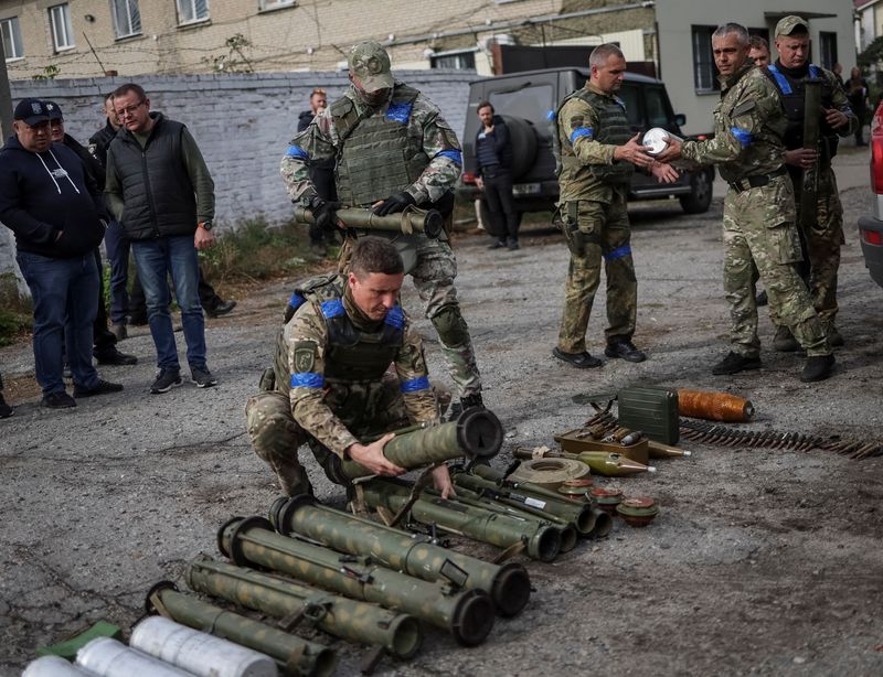 &copy; Reuters. Militar separa projéteis e armas de minas não detonadas, na cidade de Zolochiv, região de Kharkiv, Ucrânia
12/09/202
 REUTERS/Gleb Garanich