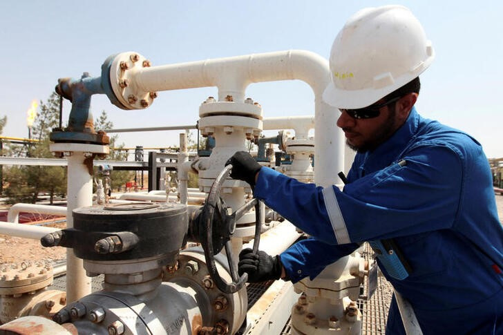 &copy; Reuters. Imagen de archivo de un trabajador ajustando una válvula en un oleoducto del yacimiento petrolero de Taq Taq, en Erbil, Irak.