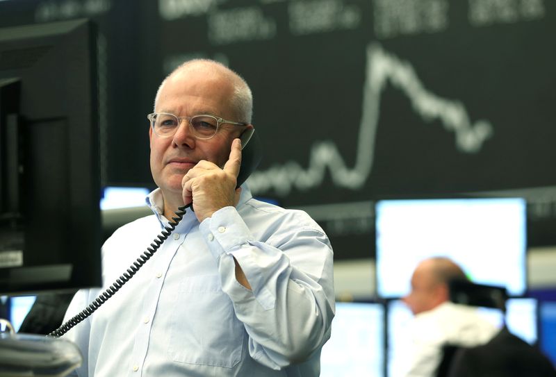 &copy; Reuters. Un trader à la bourse de Francfort, à Francfort, Allemagne. /Photo prise le 17 octobre 2019/REUTERS/Ralph Orlowski