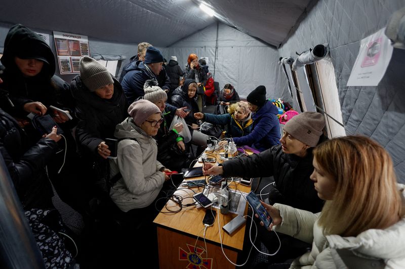 &copy; Reuters. Residentes cargan sus dispositivos, utilizan la conexión a Internet y se calientan dentro de un "centro invencible" después de que infraestructura civil crítica fuera alcanzada por ataques de misiles rusos en Kiev, Ucrania. 24 de noviembre de 2022. REU