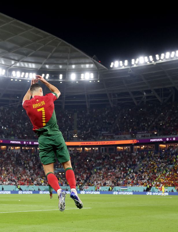 &copy; Reuters. البرتغالي كريستيانو رونالدو يحتفل بتسجيل هدف له أمام غانا ببطولات لكأس العالم لكرة القدم في الدوحة يوم الخميس. تصوير: كارل ريسيني - رويترز.