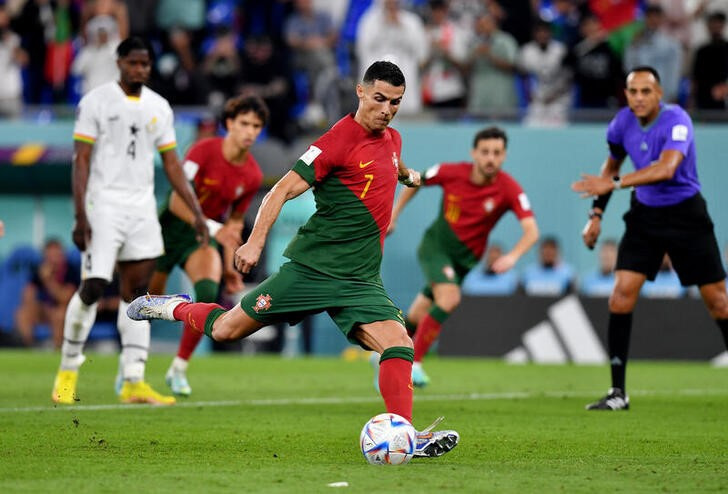 &copy; Reuters. Nov  24, 2022 
Foto del jueves del delantero de Portugal Cristiano Ronaldo marcando ante Ghana  REUTERS/Jennifer Lorenzini