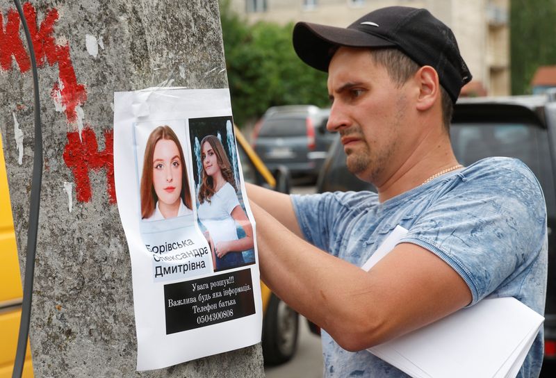 &copy; Reuters. FOTO DE ARCHIVO: Un hombre coloca un cartel publicitario sobre una persona desaparecida, en el lugar de un ataque con misiles rusos, mientras continúa el ataque de Rusia a Ucrania, en Vinnytsia, Ucrania, 15 de julio de 2022.  REUTERS/Valentyn Ogirenko