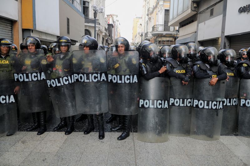 &copy; Reuters. FOTO DE ARCHIVO-Agentes de la policía antidisturbios sostienen sus escudos durante una protesta contra el presidente de Perú, en Lima