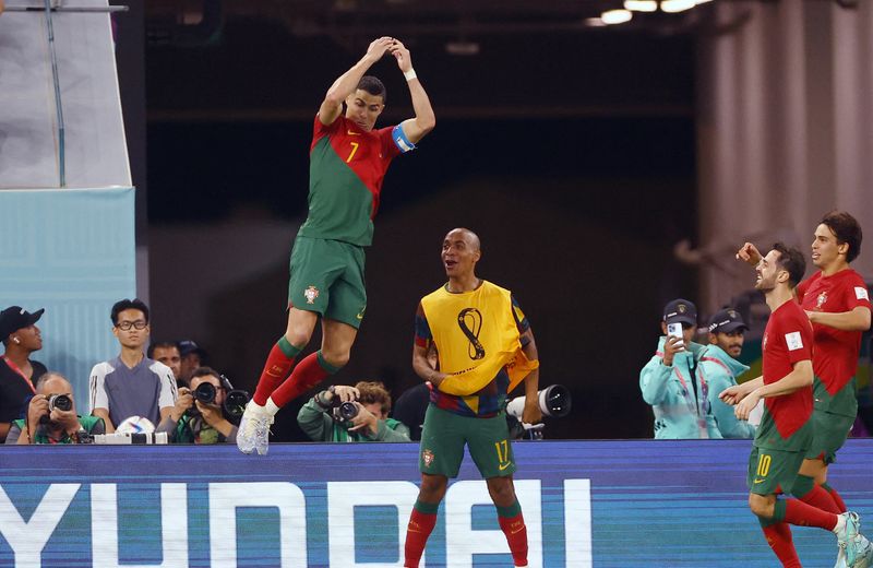 &copy; Reuters. رونالدو يحتفل بإحراز هدف البرتغال الأول في شباك غانا بكأس العالم لكرة القدم في قطر يوم الخميس. تصوير: هانا مكاي - رويترز.