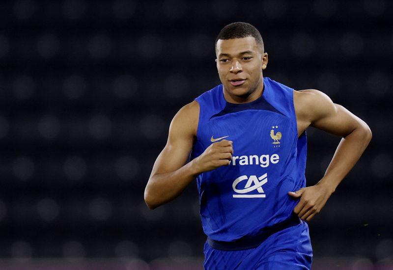 &copy; Reuters. Kilyan Mbappé durante treino da seleção da França no Catar
24/11/2022 REUTERS/Pedro Nunes