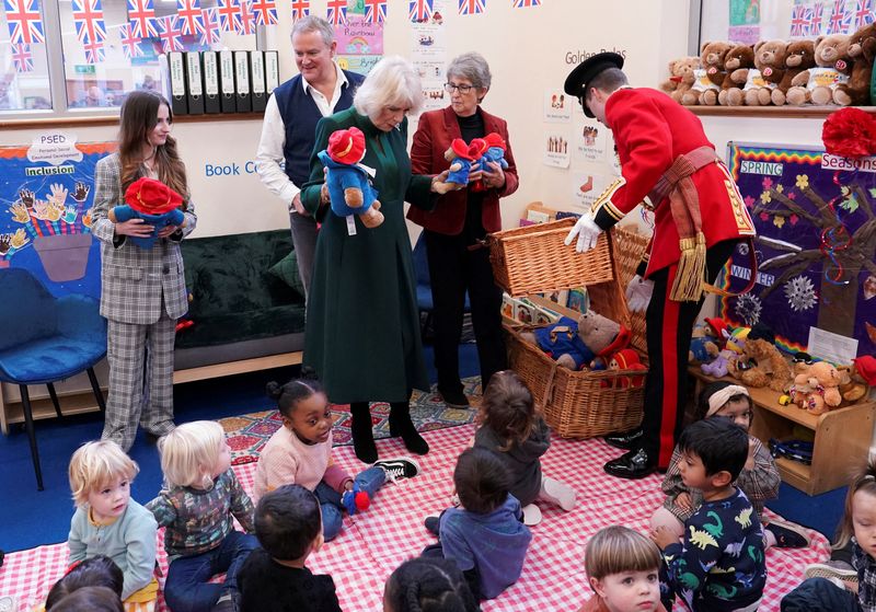 &copy; Reuters. Camilla, a rainha consorte, distribui ursos Paddington e outros brinquedos deixados como tributo à rainha Elizabeth, para crianças durante sua visita a uma creche em Londres
24/11/2022
Arthur Edwards/Pool via REUTERS