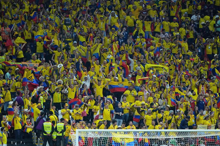 &copy; Reuters. IMAGEN DE ARCHIVO. Aficionados de Ecuador animan antes de un partido de la fase de grupos durante la Copa Mundial de la FIFA 2022 entre Qatar y Ecuador en el estadio Al Bayt, Al Khor, Qatar. 20 de noviembre de 2022. Crédito obligatorio: Danielle Parhizka