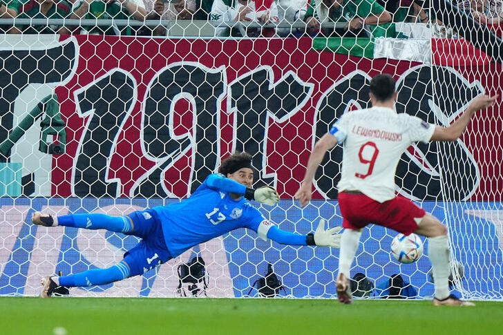 &copy; Reuters. FOTO DE ARCHIVO. El arquero mexicano Guillermo Ochoa (13) ataja el tiro penal del delantero polaco Robert Lewandowski (9) durante el segundo tiempo de un partido de la fase de grupos de la Copa Mundial 2022 en el Estadio 974, Doha, Qatar. Crédito obligat