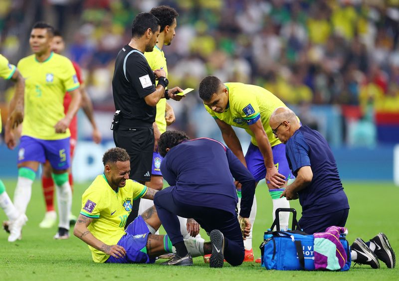 &copy; Reuters. اللاعب البرازيلي نيمار يتلقى رعاية طبية بعد إصابة في الكاحل خلال مباراة للمنتخب البرازيلي أمام منتخب صربيا في كأس العالم لكرة القدم في قطر 