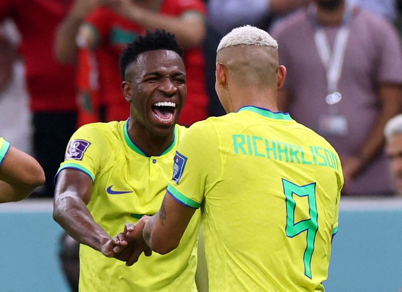 &copy; Reuters. Vinícius Jr. e Richarlison comemoram gol da seleção contra a Sérvia
24/11/2022
REUTERS/Amanda Perobelli