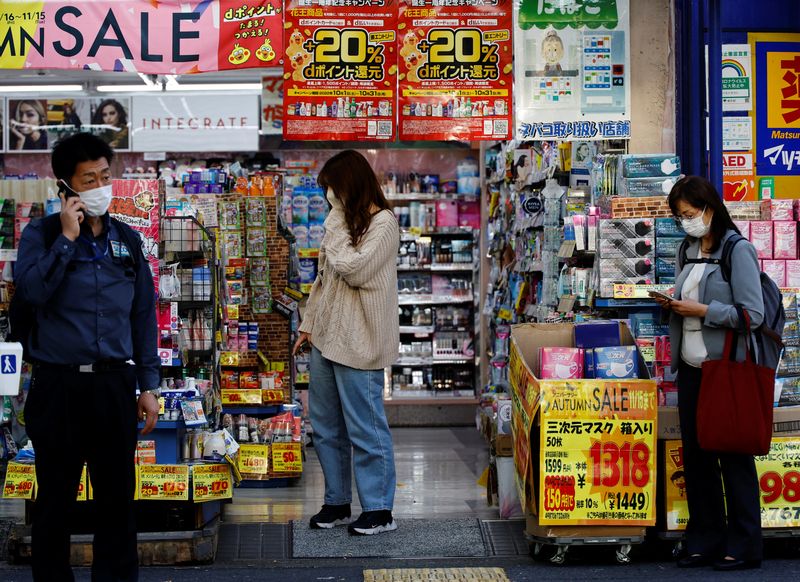 © Reuters. FILE PHOTO: A woman chooses products at a drug store in Tokyo, Japan October 21, 2022. REUTERS/Kim Kyung-Hoon