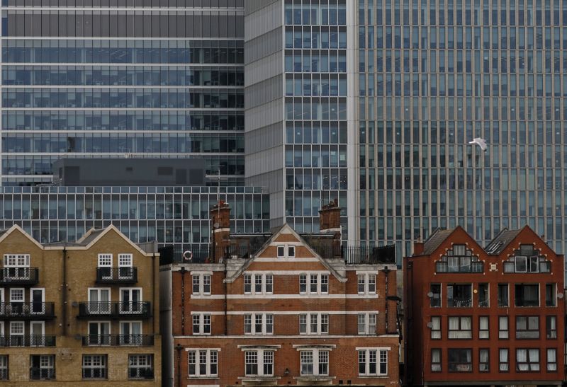 &copy; Reuters. FILE PHOTO: Apartment buildings are backdropped by skyscrapers of banks at Canary Wharf in London, Britain October 30, 2015. Picture taken October 30, 2015.  REUTERS/Reinhard Krause