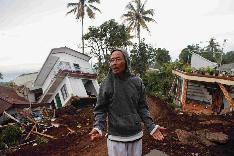 © Reuters. Badri, 62, stands near badly damaged houses after Monday's earthquake hit Cianjur, West Java province, Indonesia, November 25, 2022. REUTERS/Ajeng Dinar Ulfiana