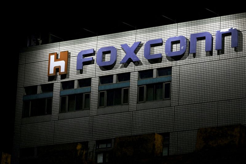 &copy; Reuters. Le logo de Foxconn à l'extérieur du bâtiment de la société à Taipei, à Taiwan. /Photo prise le 10 novembre 2022/REUTERS/Ann Wang