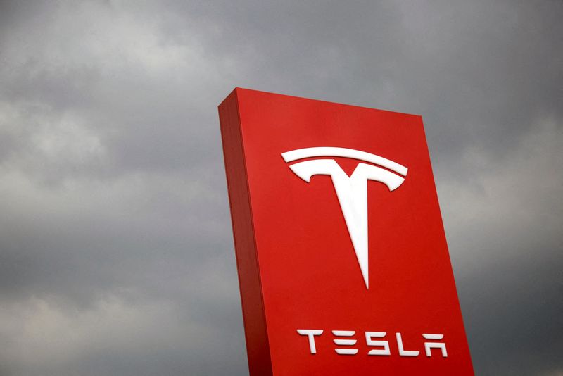 &copy; Reuters. Photo d'archives du logo de Tesla à Taipei, à Taiwan. /Photo prise le 11 août 2017/REUTERS/Tyrone Siu