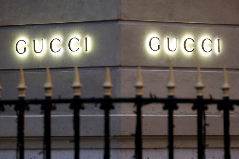 &copy; Reuters. Photo d'archives de panneaux de Gucci à l'extérieur d'une boutique à Paris.  /Photo prise le 18 décembre 2017/REUTERS/Charles Platiau