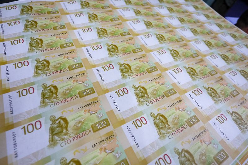 © Reuters. FILE PHOTO: Sheets of the newly designed Russian 100-rouble banknotes are seen at the Goznak printing factory in Moscow, Russia July 6, 2022. Moscow News Agency/Handout via REUTERS 