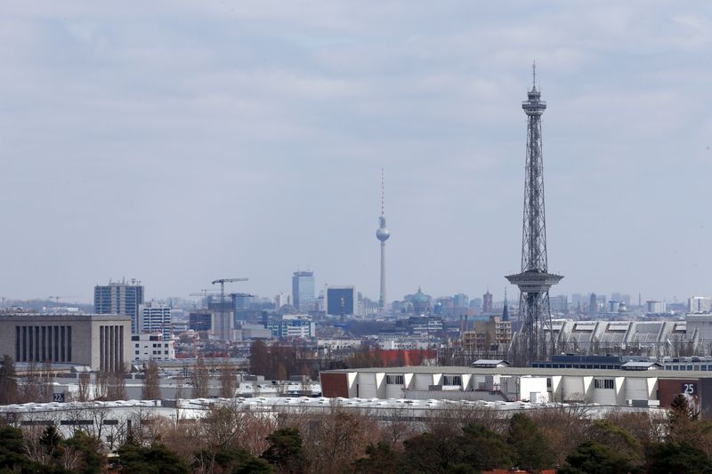 &copy; Reuters. FOTO DE ARCHIVO: El horizonte de la ciudad durante la pandemia de COVID-19 en Berlín, Alemania, 1 de abril de 2020. REUTERS/Michele Tantussi