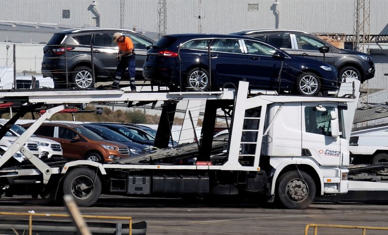 &copy; Reuters. FOTO DE ARCHIVO: Coches cargados en un camión en la fábrica de Ford en Almussafes, cerca de Valencia, España 15 de junio de 2018. REUTERS/Heino Kalis