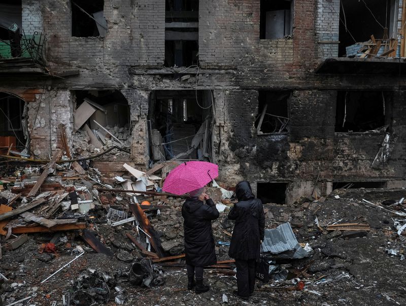 &copy; Reuters. FOTO DE ARCHIVO. Residentes locales permanecen cerca de su edificio destruido por un ataque de misiles rusos, mientras continúa el ataque de Rusia a Ucrania, en la ciudad de Vyshhorod, cerca de Kiev, Ucrania. 24 de noviembre de 2022. REUTERS/Gleb Garanic