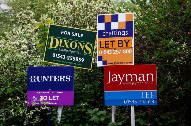 © Reuters. FILE PHOTO: Property estate agent sales and letting signs are seen outside a building in Lichfield, Britain, May 3, 2022. REUTERS/Andrew Boyers