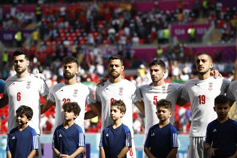 &copy; Reuters. Jogadores da seleção do Irã durante a execução do hino nacional do país antes da partida contra País de Gales pela Copa do Mundo do Catar
25/11/2022 REUTERS/Amanda Perobelli