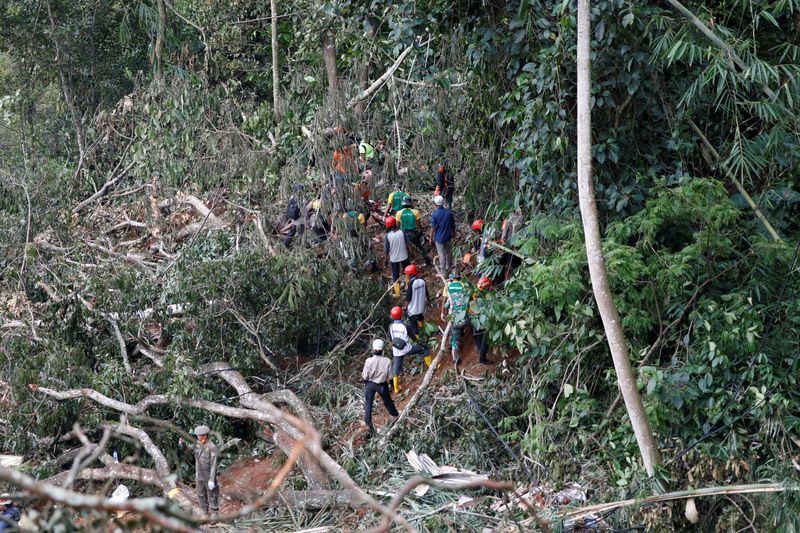 &copy; Reuters. インドネシア国家防災庁は２５日、西ジャワ州チアンジュールで今週発生した地震の死者が３１０人になったと発表した。地滑り現場での救助活動、２４日撮影。（2022年　ロイター/Ajeng Dina