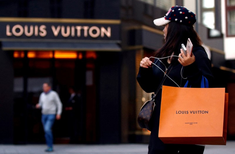 &copy; Reuters. Une cliente Louis Vuitton à l'extérieur d'une succursale à Vienne, en Autriche. /Photo d'archives prise le 4 octobre 2018/REUTERS/Lisi Niesner