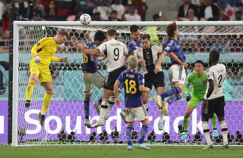 &copy; Reuters. El alemán Manuel Neuer en acción contra Japón en el partido del Grupo E de la Copa Mundial de Qatar 2022, 23 de noviembre de 2022. REUTERS/Lee Smith