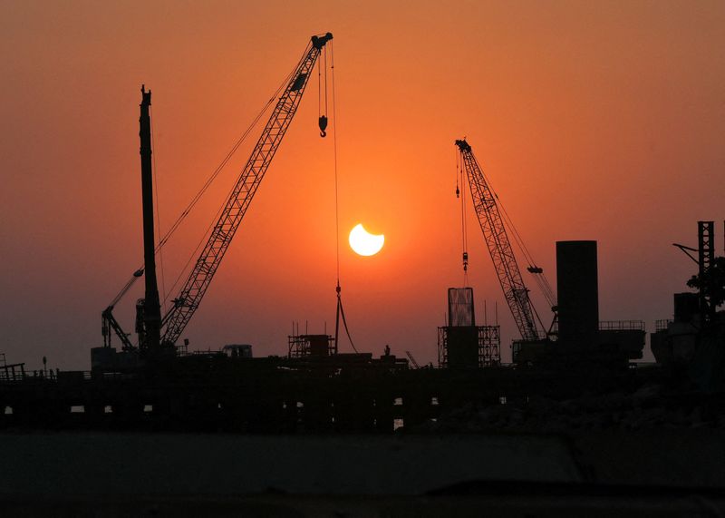 &copy; Reuters. FILE PHOTO: A partial solar eclipse is seen at a construction site in Mumbai, India, October 25, 2022. REUTERS/Niharika Kulkarni