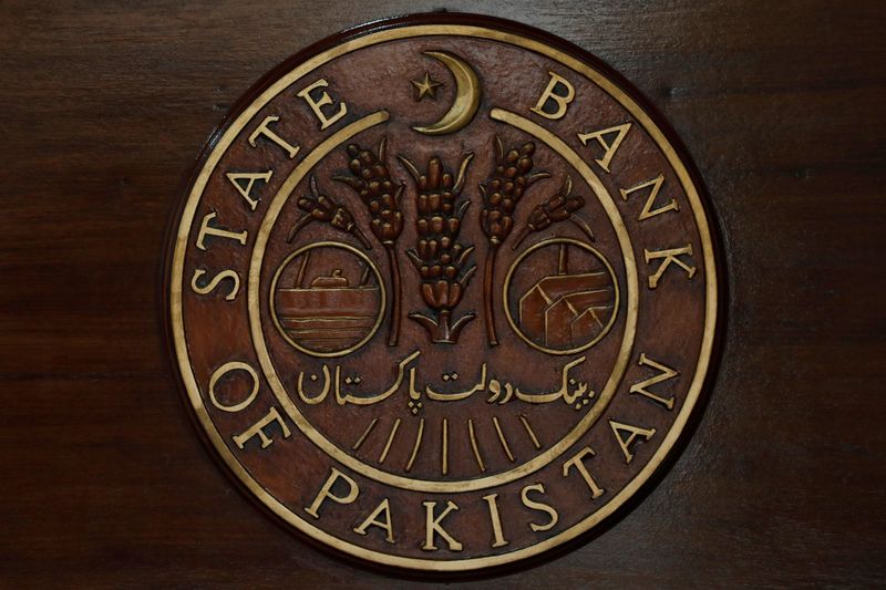 © Reuters. FILE PHOTO: A logo of the State Bank of Pakistan (SBP) is pictured on a reception desk at the head office in Karachi, Pakistan July 16, 2019. REUTERS/Akhtar Soomro