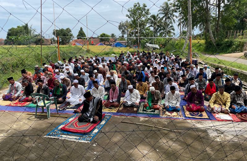 &copy; Reuters. مسلمون يؤدون صلاة الجمعة في ملعب للكرة الطائرة بالقرب من مسجد بمدينة سيانجور في إندونيسيا عقب زلزال هز البلاد يوم الاثنين. تصوير:  ستيفانو س