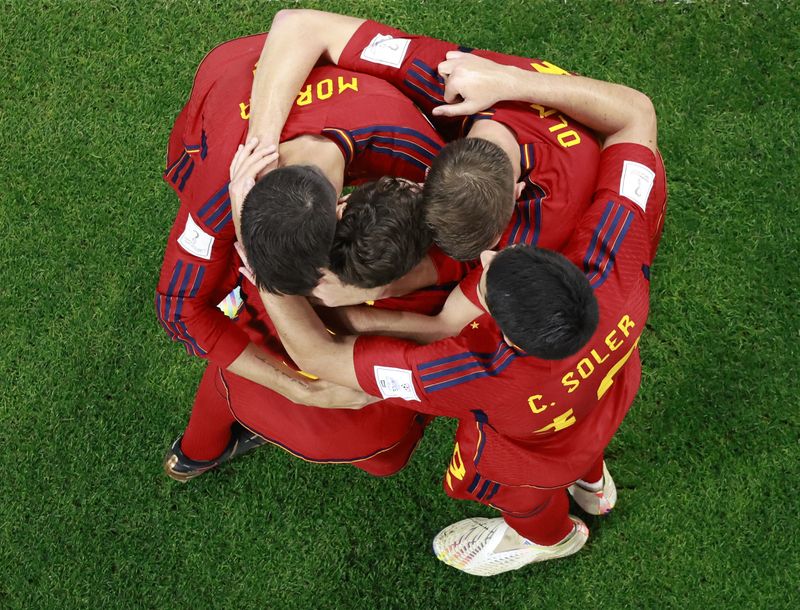 &copy; Reuters. Jugadores de la selección de fútbol de España celebran su quinto gol contra Costa Rica en el partido del Grupo E del Mundial de Qatar 2022 disputado en el estadio Al Thumama de Doha, Qatar, el 23 de noviembre de 2022. REUTERS/Peter Cziborra