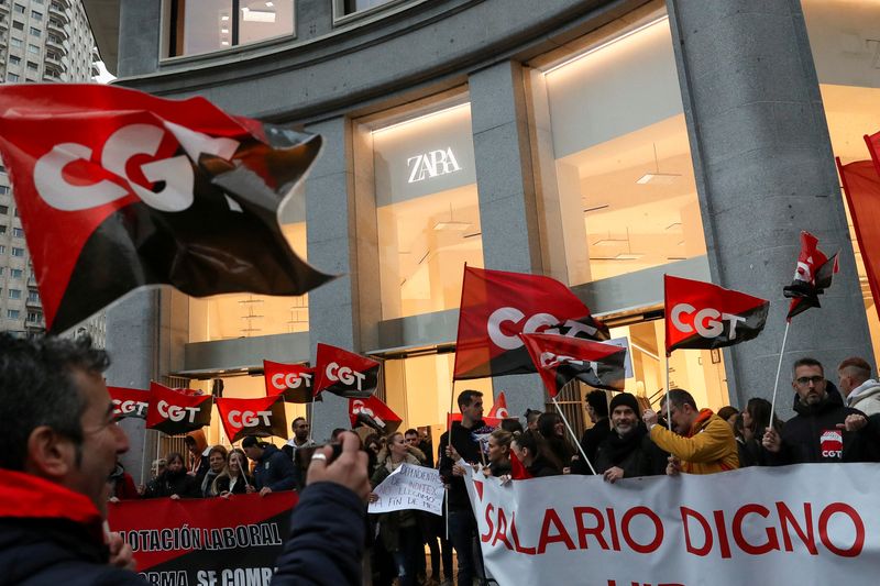 &copy; Reuters. Personas con banderillas del sindicato CGT de España protestan frente a una tienda de ropa Zara, una marca de Inditex, para pedir un aumento de los salarios ante las subidas de la inflación, en Madrid, España, 24 de noviembre de 2022. REUTERS/Violeta S