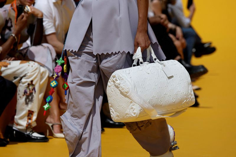 © Reuters. FOTO DE ARCHIVO: Un modelo presenta una cartera Louis Vuitton como parte de colección primavera/verano 2023  REUTERS/Benoit Tessier 