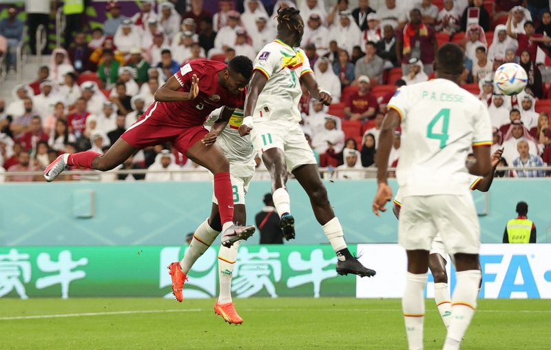 &copy; Reuters. محمد مونتاري يحرز هدف قطر الأول في شباك السنغال بكأس العالم لكرة القدم يوم الجمعة. تصوير: ماثيو تشايلدز - رويترز.