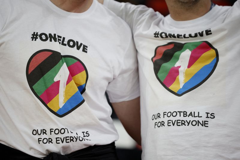 &copy; Reuters. Dos aficionados belgas con camisetas con el logotipo de "OneLove" en el interior del estadio Ahmad Bin Ali antes del partido del Grupo F del Mundial de Qatar 2022 disputado por Bélgica y Canadá en Al Rayyan, Qatar, el 23 de noviembre de 2022. REUTERS/Jo