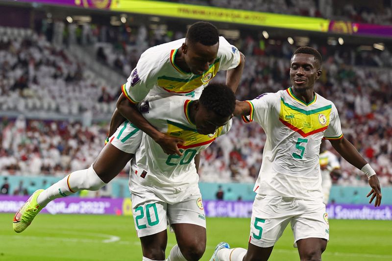 &copy; Reuters. Nov 25, 2022 
Foto del viernes del futbolista de Senegal Bamba Dieng celebrando tras marcar el tercer gol ante Qatar 
 REUTERS/Kai Pfaffenbach