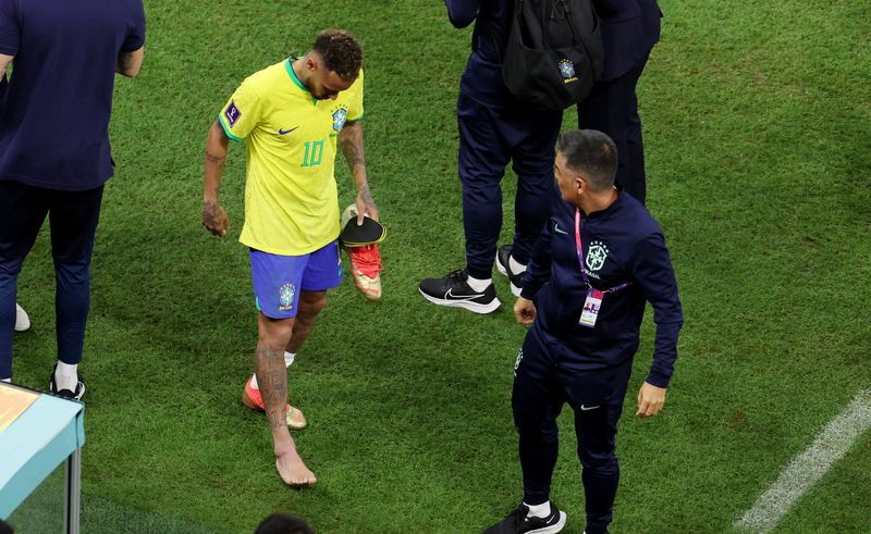 &copy; Reuters. Neymar deixa o campo com uma lesão no tornozelo após partida do Brasil contra a Sérvia na Copa do Mundo do Catar
24/11/2022 REUTERS/Molly Darlington