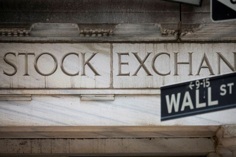 &copy; Reuters. FOTO DE ARCHIVO. La entrada de Wall Street a la Bolsa de Valores de Nueva York (NYSE) en la ciudad de Nueva York, EEUU, el 15 de noviembre de 2022. REUTERS/Brendan McDermid