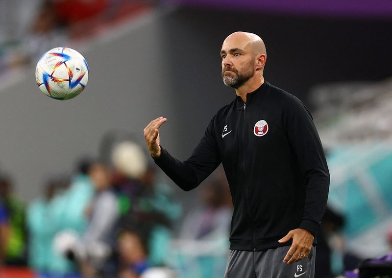 &copy; Reuters. Técnico da seleção do Catar, Felix Sánchez, durante partida contra Senegal na Copa do Mundo
25/11/2022 REUTERS/Kai Pfaffenbach