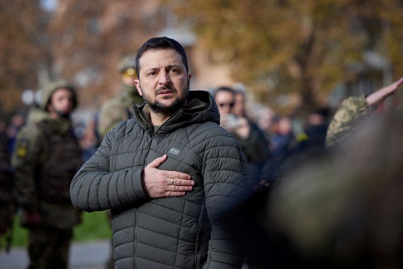 &copy; Reuters. Presidente da Ucrânia, Volodymyr Zelenskiy, canta hino nacional do país durante visita a Kherson
14/11/2022 Serviço de Imprensa da Presidência da Ucrânia/Duvulgação via REUTERS