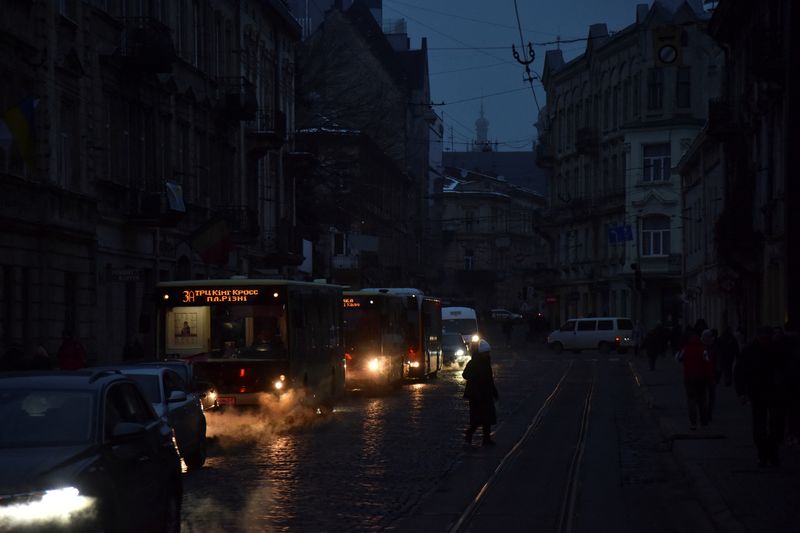 &copy; Reuters. مشهد يظهر أحد الشوارع بوسط العاصمة الأوكرانية كييف بدون كهرباء في 23 نوفمبر تشرين الثاني 2022 بسبب هجمات روسيا على البنية التحتية بأوكرانيا. ت