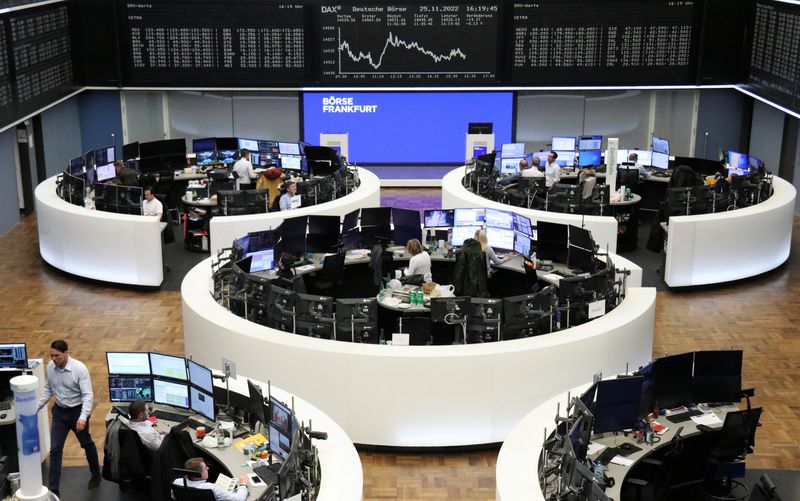 &copy; Reuters. شاشة إلكترونية تظهر حركة تداول الأسهم في بورصة فرانكفورت الألمانية يوم الجمعة . تصوير : رويترز .  