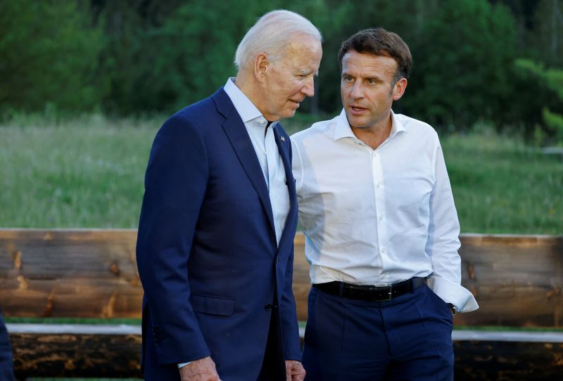 © Reuters. FILE PHOTO: US President Joe Biden (L) and French President Emmanuel Macron speak after posing for an informal group photo at a bench after a working dinner during the G7 Summit held at Elmau Castle, in Kruen near Garmisch-Partenkirchen, Germany June 26, 2022. Ludovic Marin/Pool via REUTERS/File Photo