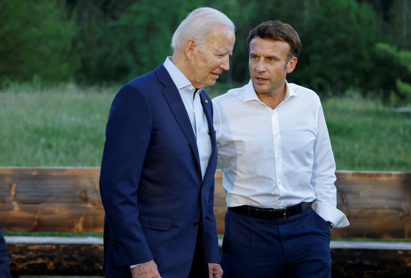 &copy; Reuters. FILE PHOTO: US President Joe Biden (L) and French President Emmanuel Macron speak after posing for an informal group photo at a bench after a working dinner during the G7 Summit held at Elmau Castle, in Kruen near Garmisch-Partenkirchen, Germany June 26, 